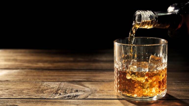 Liquori digestivi: un amaro dalla tradizione millenaria